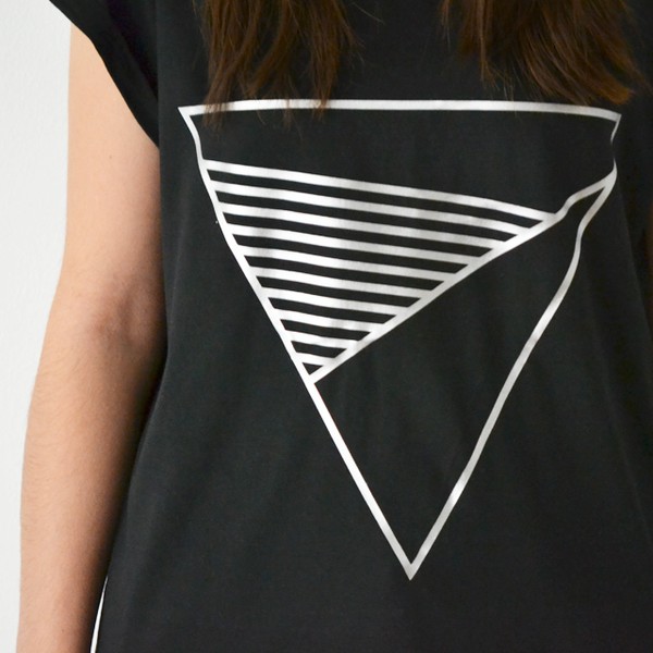 CAMISETA TRIANGULO NEGRA