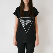 CAMISETA TRIANGULO NEGRA