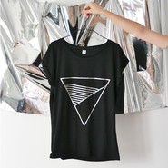 CAMISETA TRIANGULO NEGRA